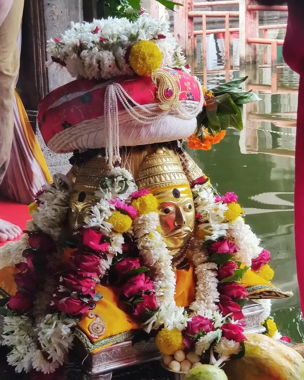 पुष्पमाला और श्रृंगार से सुसज्जित स्वर्ण मुखलिंग — भगवान शिव की आराधना