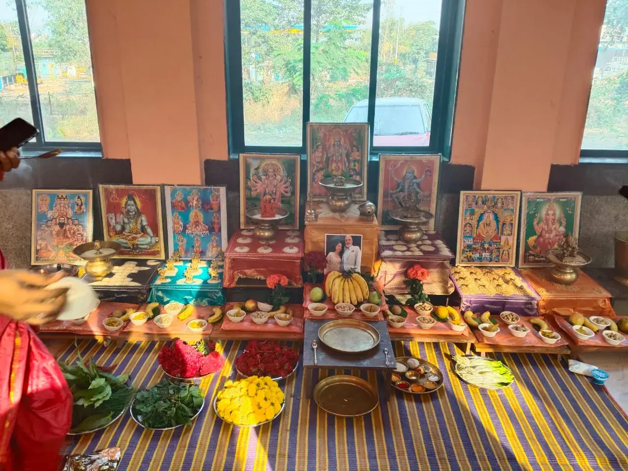 देव चित्र, फल, फूल और नैवेद्य के साथ पारंपरिक पितृ पूजा वेदी