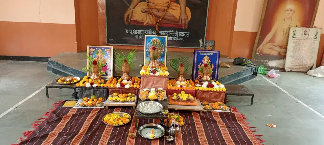 कलश, गेंदे के फूल और पूजा सामग्री के साथ पारंपरिक पूजा वेदी