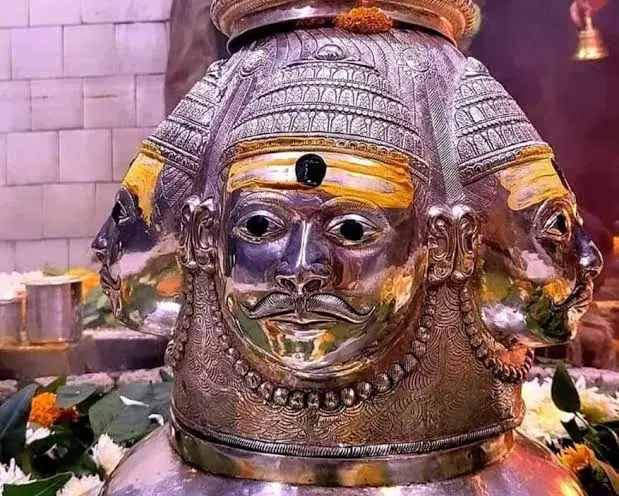 तिलकयुक्त रजत पंचमुखी शिवलिंग — महामृत्युंजय जाप की आराधना